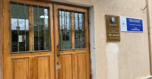 301 saylı məktəbin direktoru müəllimlərə: "“Armudbaş”, “hinduşkabaş”, “həşərat”-deyir