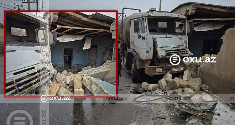 Abşeronda qəza: Yük maşını yaşayış evinin divarına çırpıldı