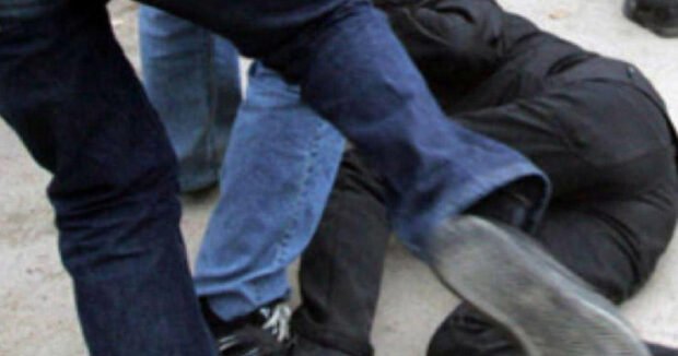 Polis dostları ilə birgə oğlanı döyüb qarət etdi