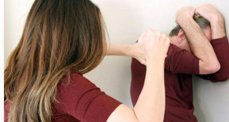 Samuxda qayınana kürəkənini döydü: Qəndqabı ilə alnından vurub