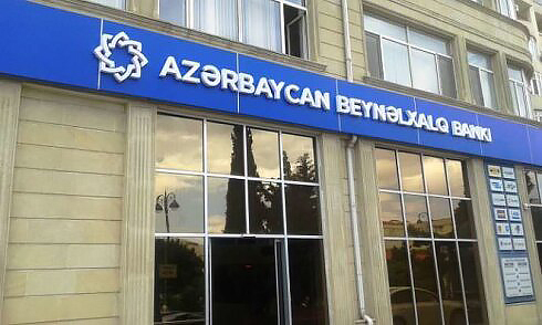 Beynəlxalq Bank tərəfindən dələduzluqla üz-üzə qalan qadın intihar edəcəyini deyir...