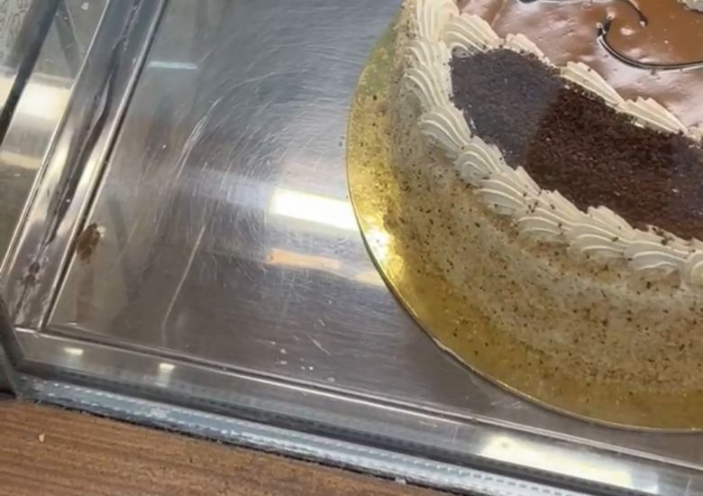 RƏZALƏT: "Azcake"ə məxsus mağazanın vitrinində tarakan gəzişir - VİDEO