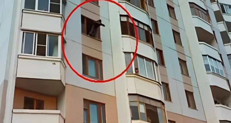 Bakıda yeniyetmə eyvandan yıxılıb öldü