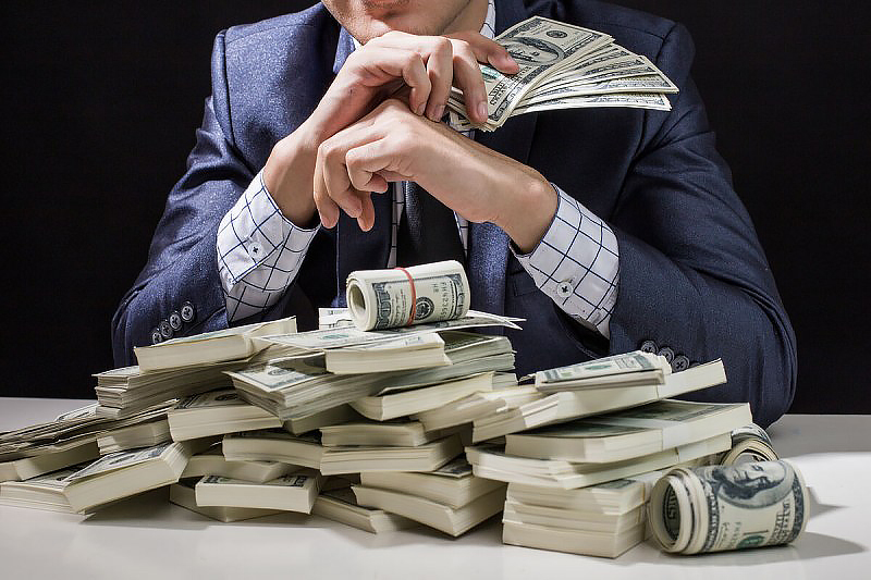 Vətəndaşın banka qoyduğu 300 min dollar YOXA ÇIXIB