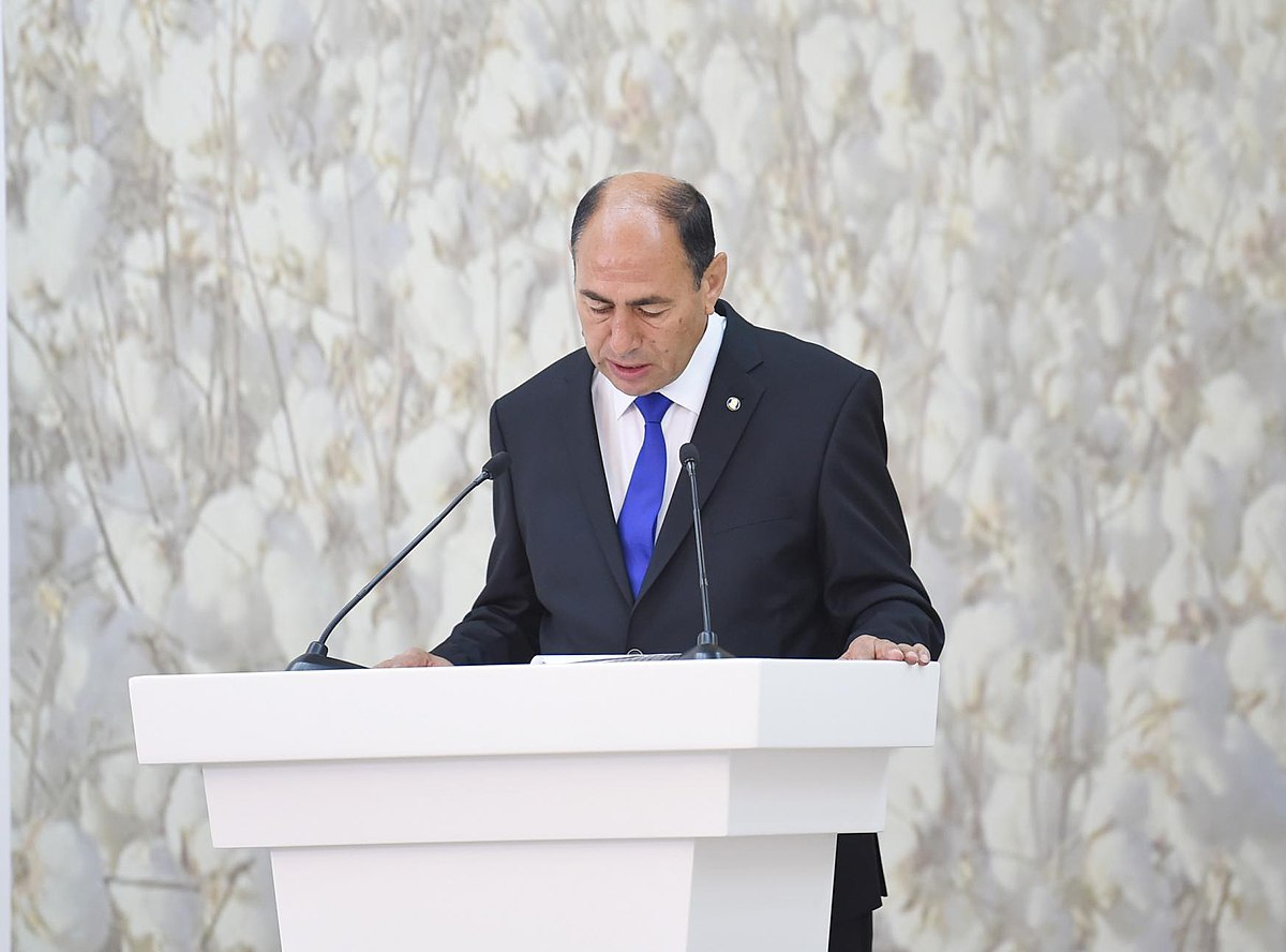 Vidadi İsayev dövlət işçilərini qapısında qul kim işlədir