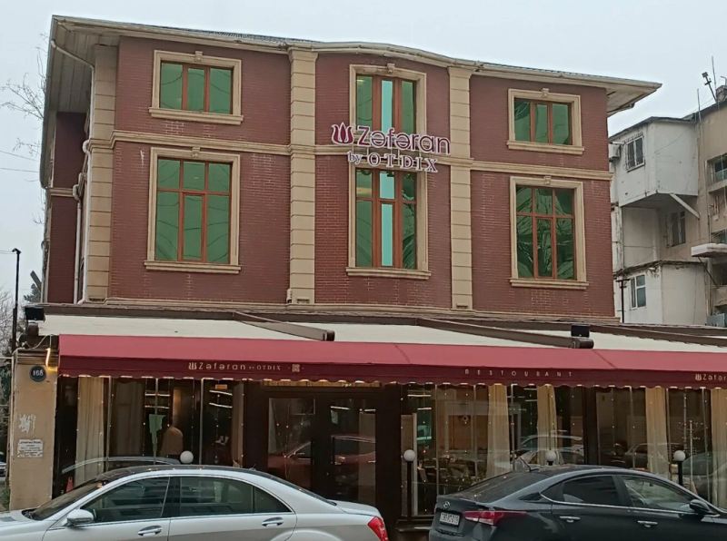 Sakinləri aldadıb, binanın həyətində restoran tikdilər-VİDEO