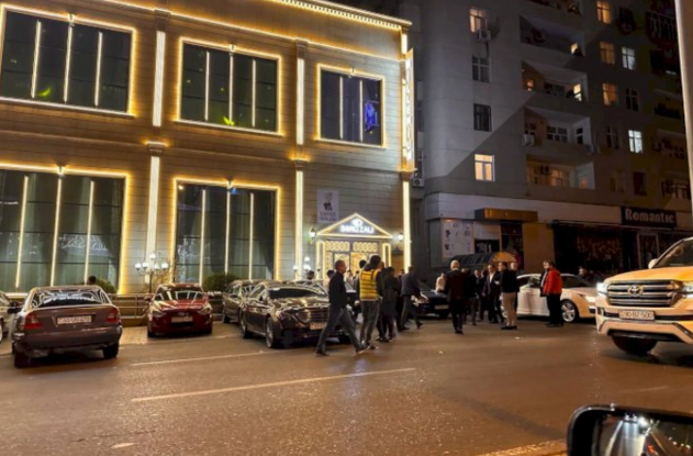 Bakıda şadlıq evinin qarşısında DAVA: Polis müdaxilə edib