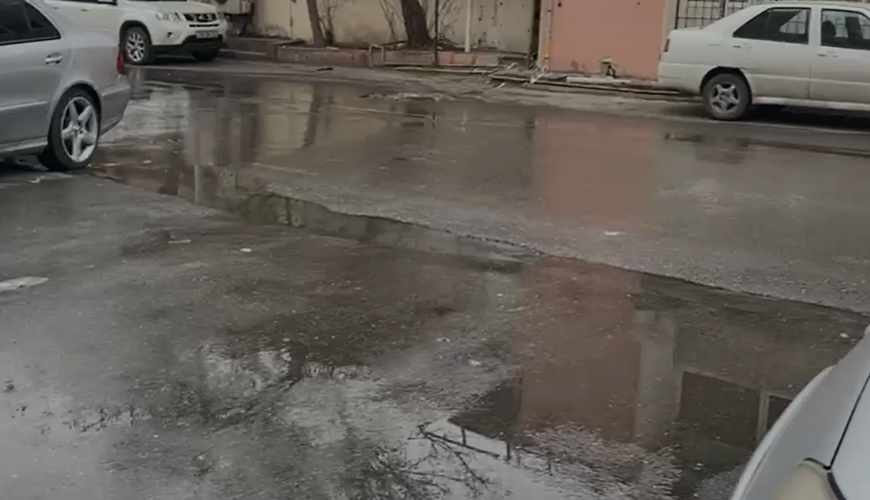 Xırdalanda mərkəzi küçədə kanalizasiya suları daşd-Video