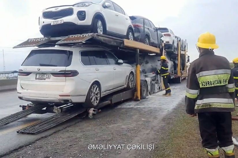 Azərbaycanda qoşquda 8 bahalı avtomobil olan yük maşını yandı - VİDEO