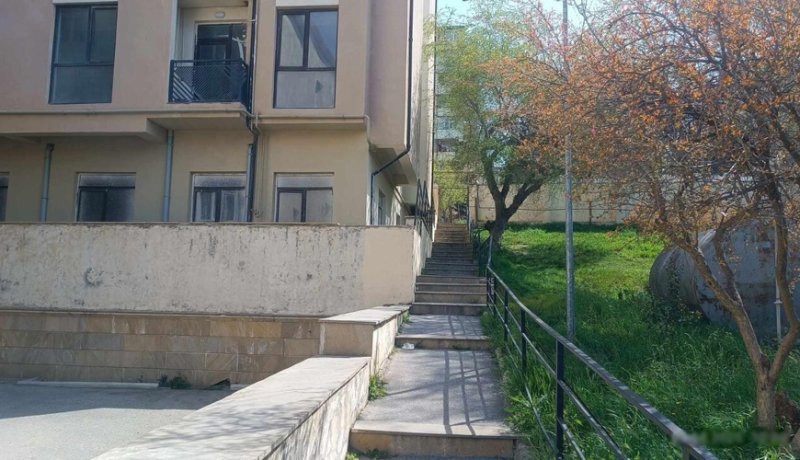 Xətaidə maraqlı olay: Məktəbin həyətində yaşayış binası tikdilər