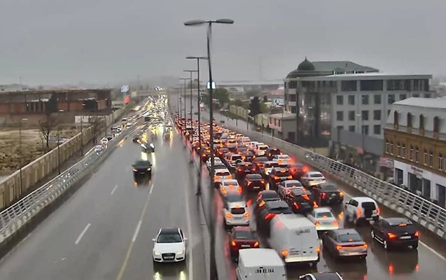Yağışlı Bakının yollarında sıxlıq var – Siyahı