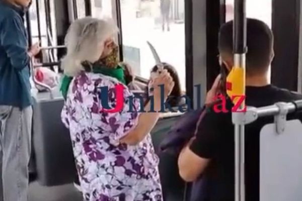 Avtobusda bıçaqla sərnişinləri hədələyən qadın saxlanıldı - VİDEO (YENİLƏNİB)