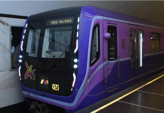 Metroda BƏDBƏXT HADİSƏ - Tələbə qatar yoluna düşdü