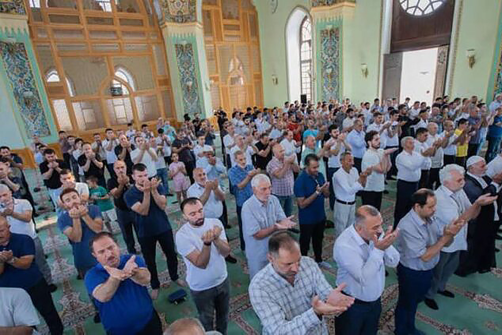Azərbaycanda məscidlərdə bayram namazı QILINDI