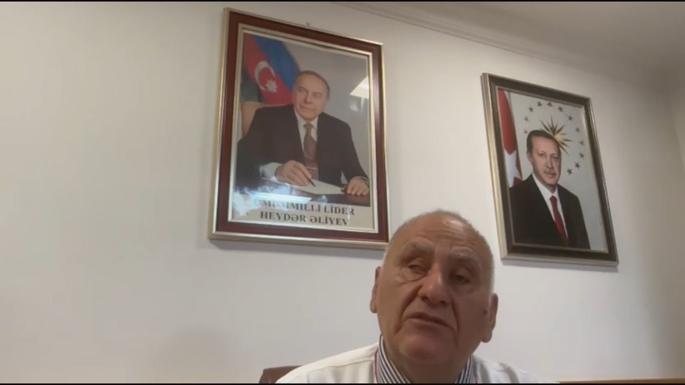 Şirvanda kəsilən ağacların arxasında icra başçısı İlqar Abbasov durur...