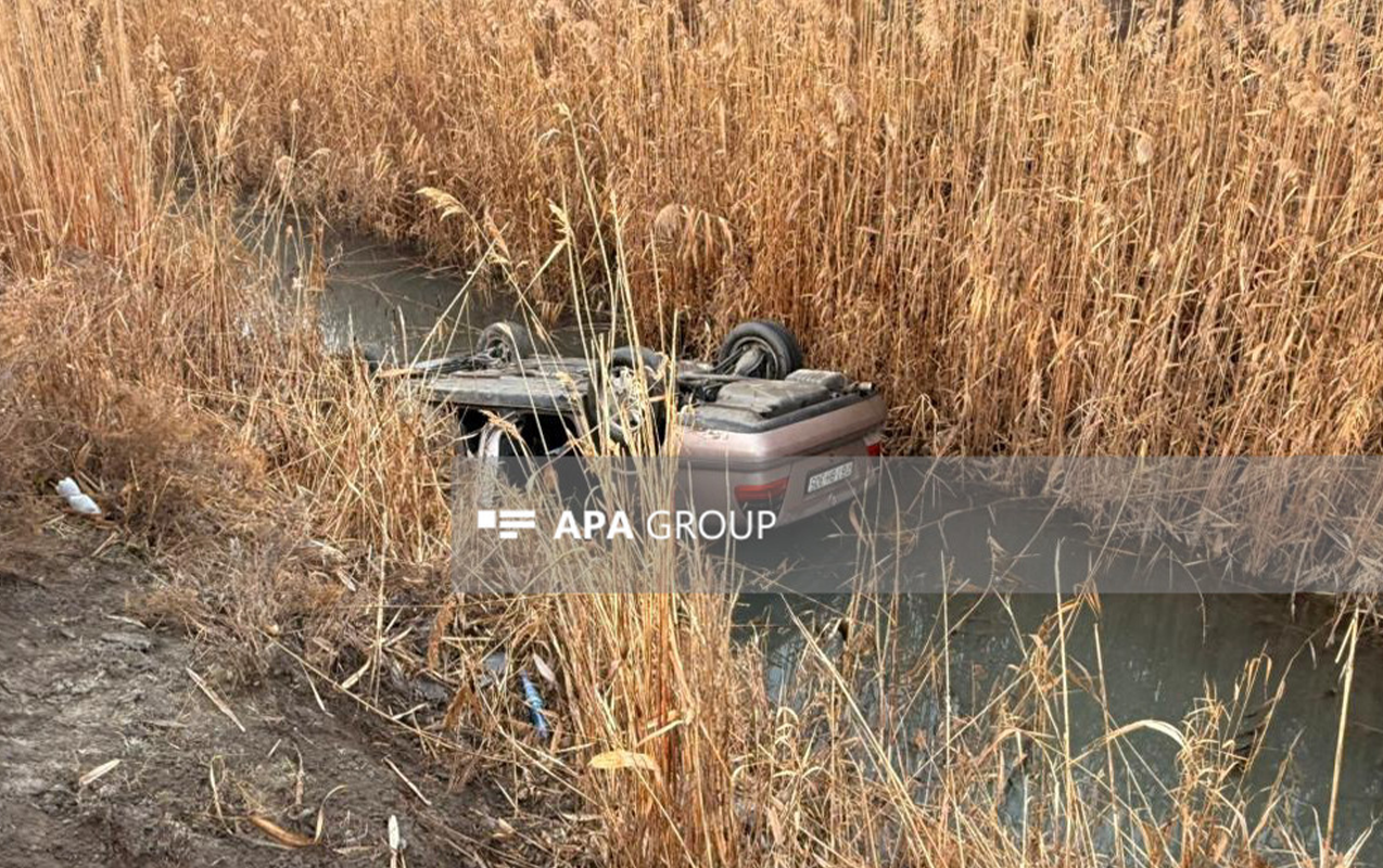 Avtomobil kanala düşdü, ölən var - Foto