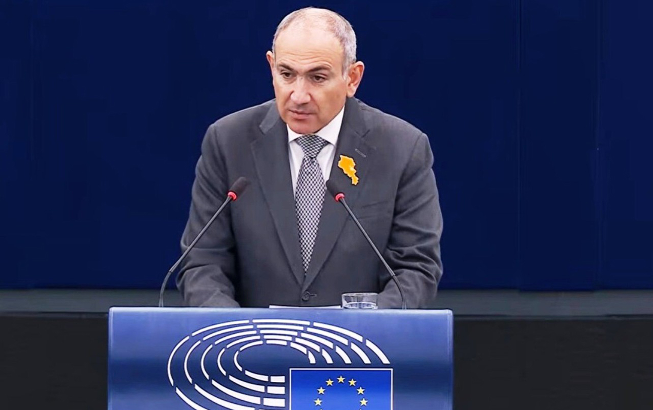 “Sinəmdəki xəritə Azərbaycanla sülhün simvoludur” - Paşinyan