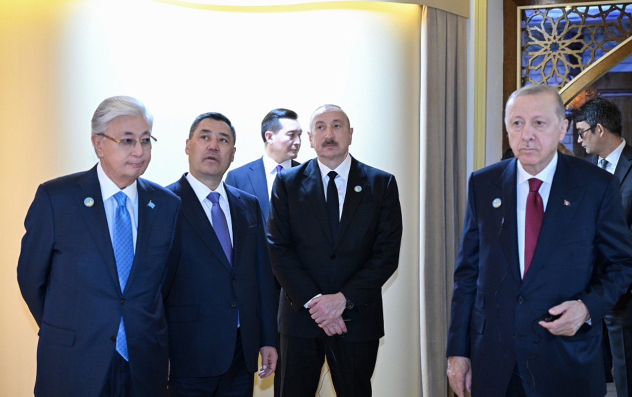 Prezident Türküstanda bir sıra mədəni məkanlarla tanış oldu