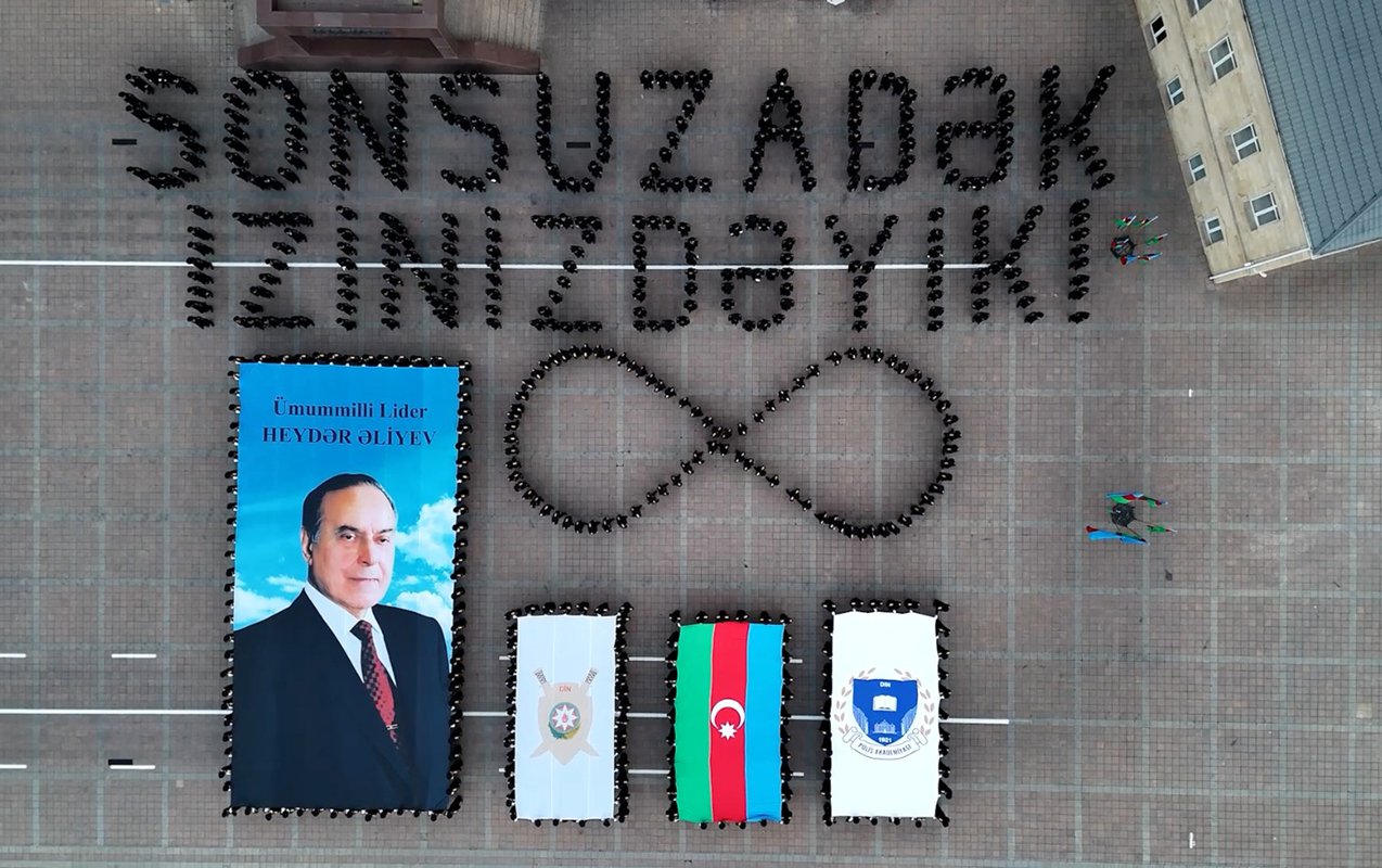 Polis kursantlarından Ulu öndərin anadan olmasının 103 illiyinə həsr olunmuş - Fləşmob