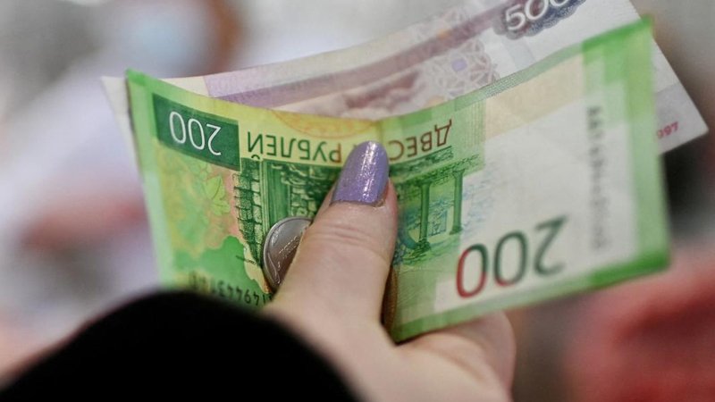 Ruslar pullarını banklardan çıxarır: Depozitlərin müsadirə olunacağından qorxurlar