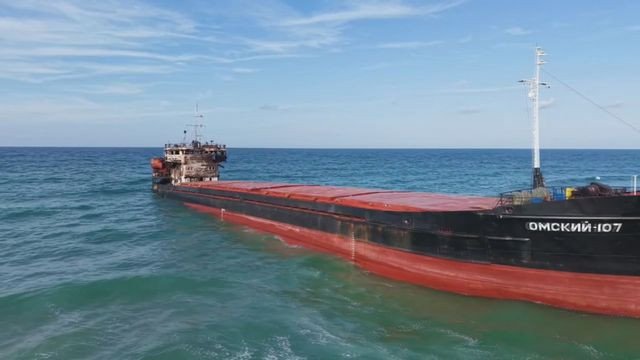 Rusiyanın vurulan gəmisi Türkiyədə quruya "oturdu" - Sahibsiz tanker + FOTO