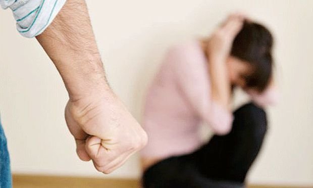Məhkəmə arvadın döyərək xəsarət yetirən şəxslə bağlı qərar çıxardı