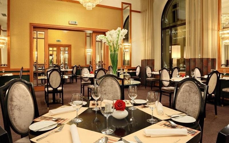 Əmisinin 1 milyondan çox pulunu ələ keçirdi, hotel və restoranlarda xərclədi - MƏHKƏMƏ