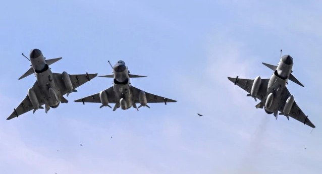 PAKİSTAN YƏMƏNDƏ HÜSİLƏRƏ QARŞI MÜHARİBƏYƏ GİRDİ - Qırıcılar üsyançılara bomba yağdırır, Ankara və İslamabad...
