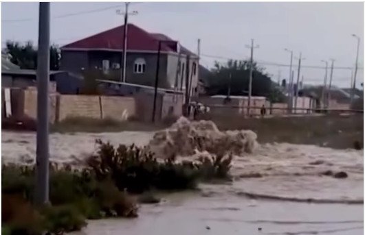 Sumqayıtda kəmər partladı: Evləri su basdı - VİDEO